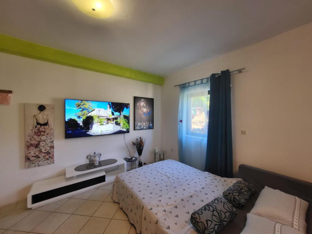 Apartments Pula With Private Parking Self Check In 외부 사진
