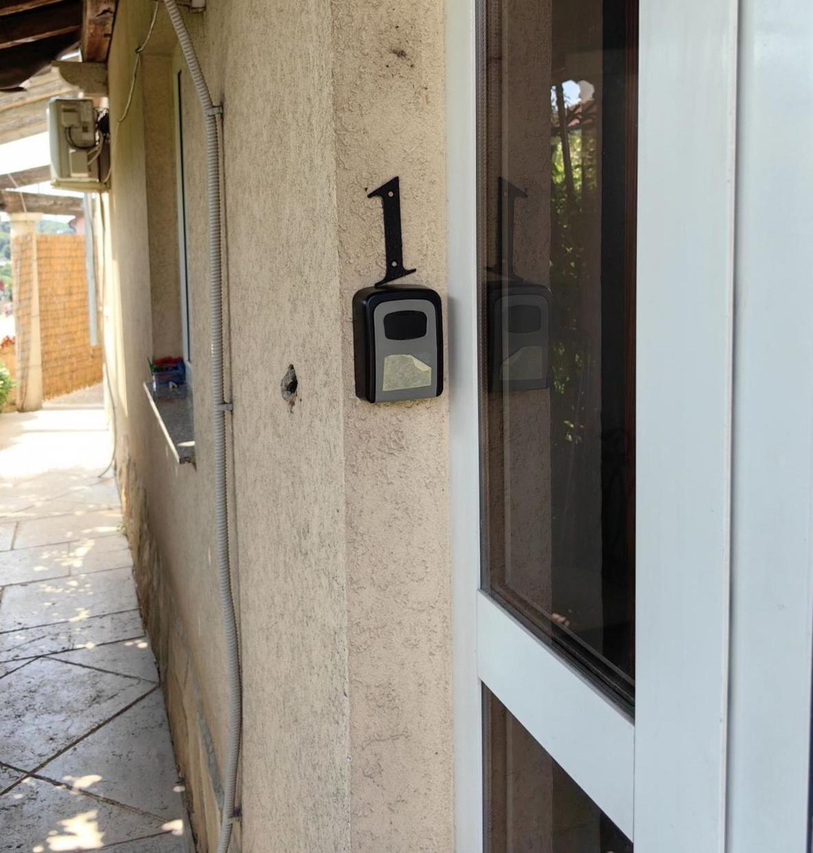 Apartments Pula With Private Parking Self Check In 외부 사진