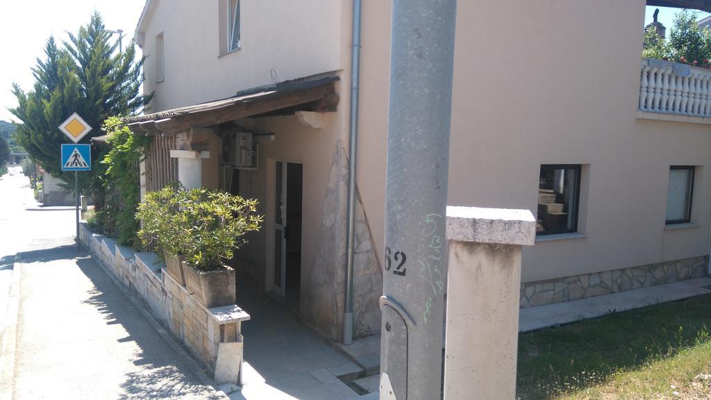 Apartments Pula With Private Parking Self Check In 외부 사진